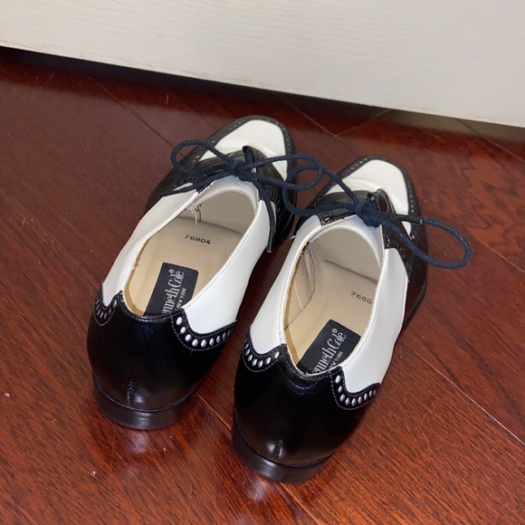 Vintage 1990s Kenneth Cole Women's Spectator Black & White Shoes - Picture 2 of 7